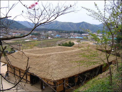 김유정의 생가. 'ㅁ'자형의 초가집이다. 